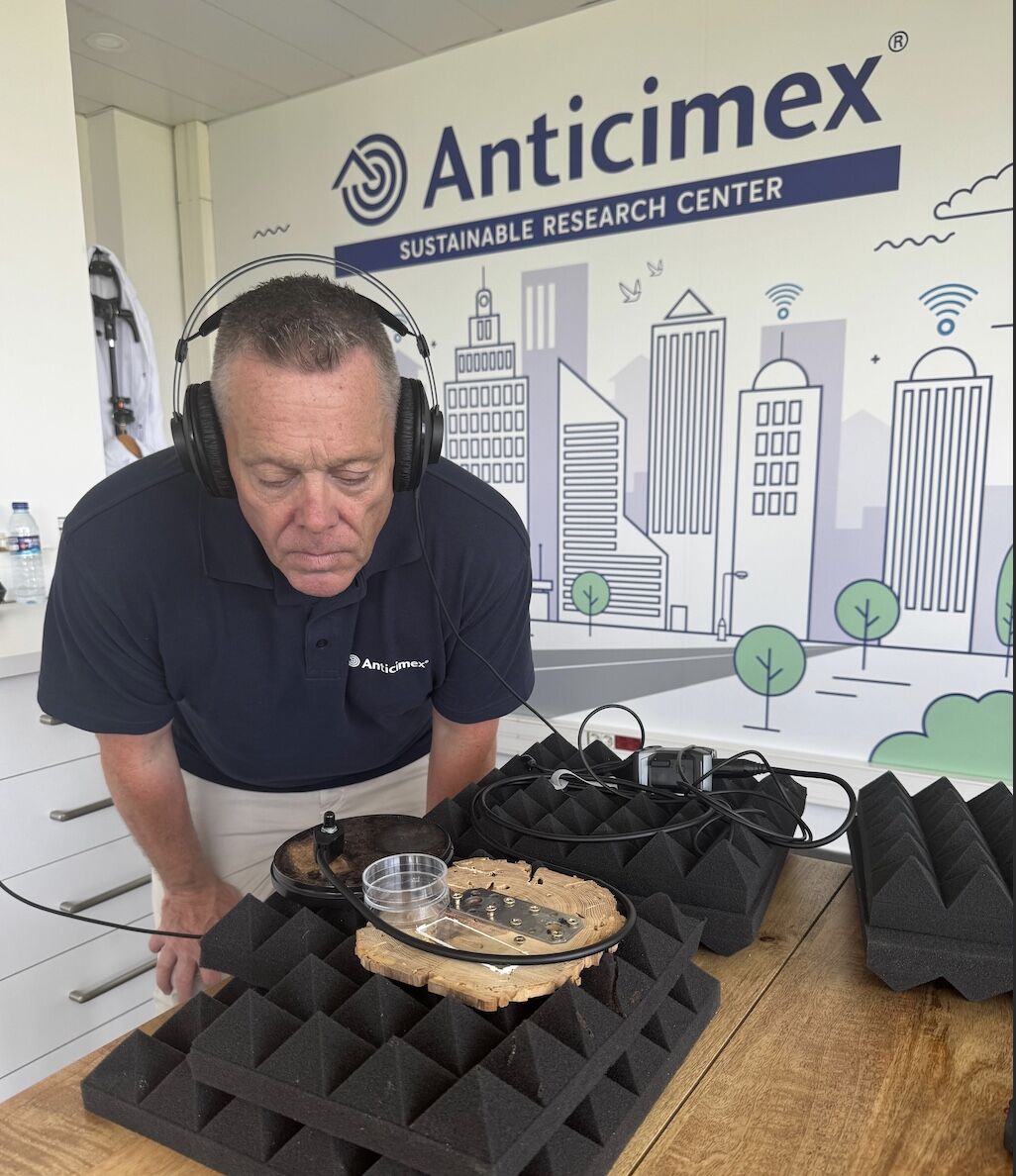 René Hetterscheid in het Anticimex Researchcenter in Spanje