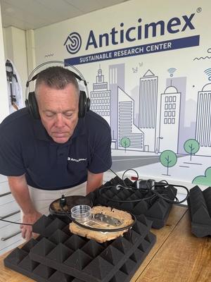 René Hetterscheid in het Anticimex Researchcenter in Spanje