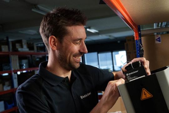 Steffan Buurman close up tijdens de assemblage van een SMART box