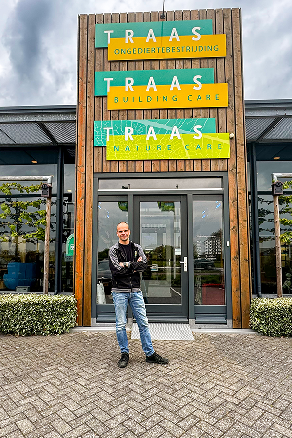 Stefan Otte staat voor het pand van Traas Nederland