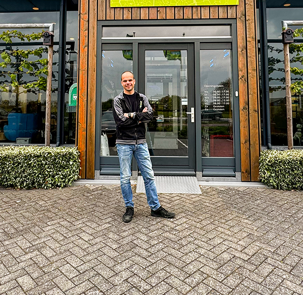 Stefan Otte staat voor het pand van Traas Nederland