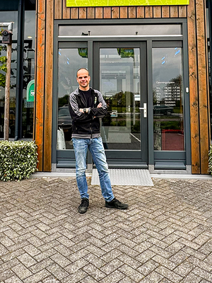 Stefan Otte staat voor het pand van Traas Nederland