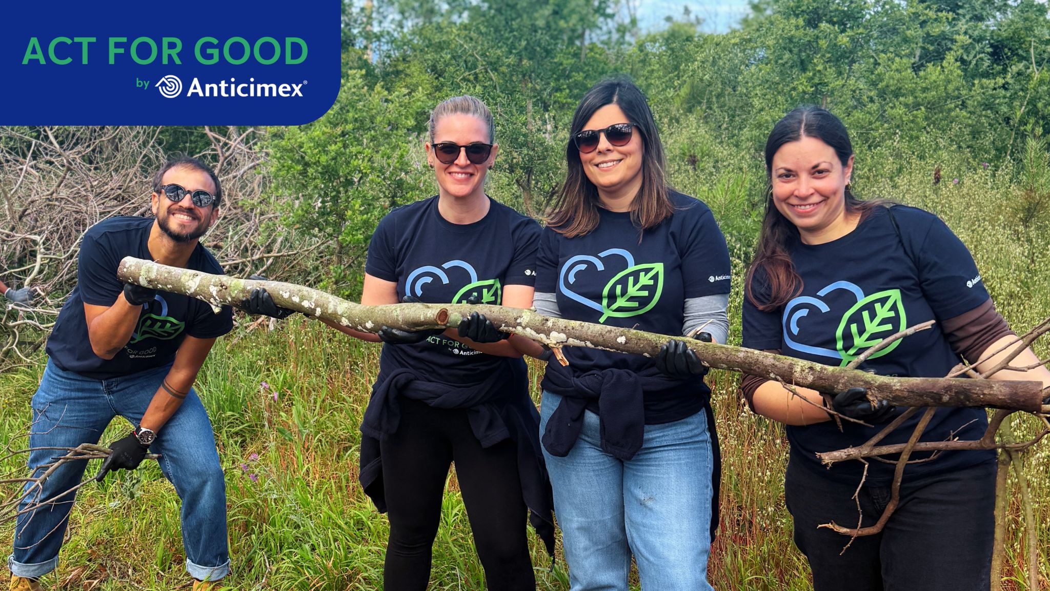 Quatro voluntários da Anticimex em a ação de limpeza «ACT FOR GOOD» numa área natural.