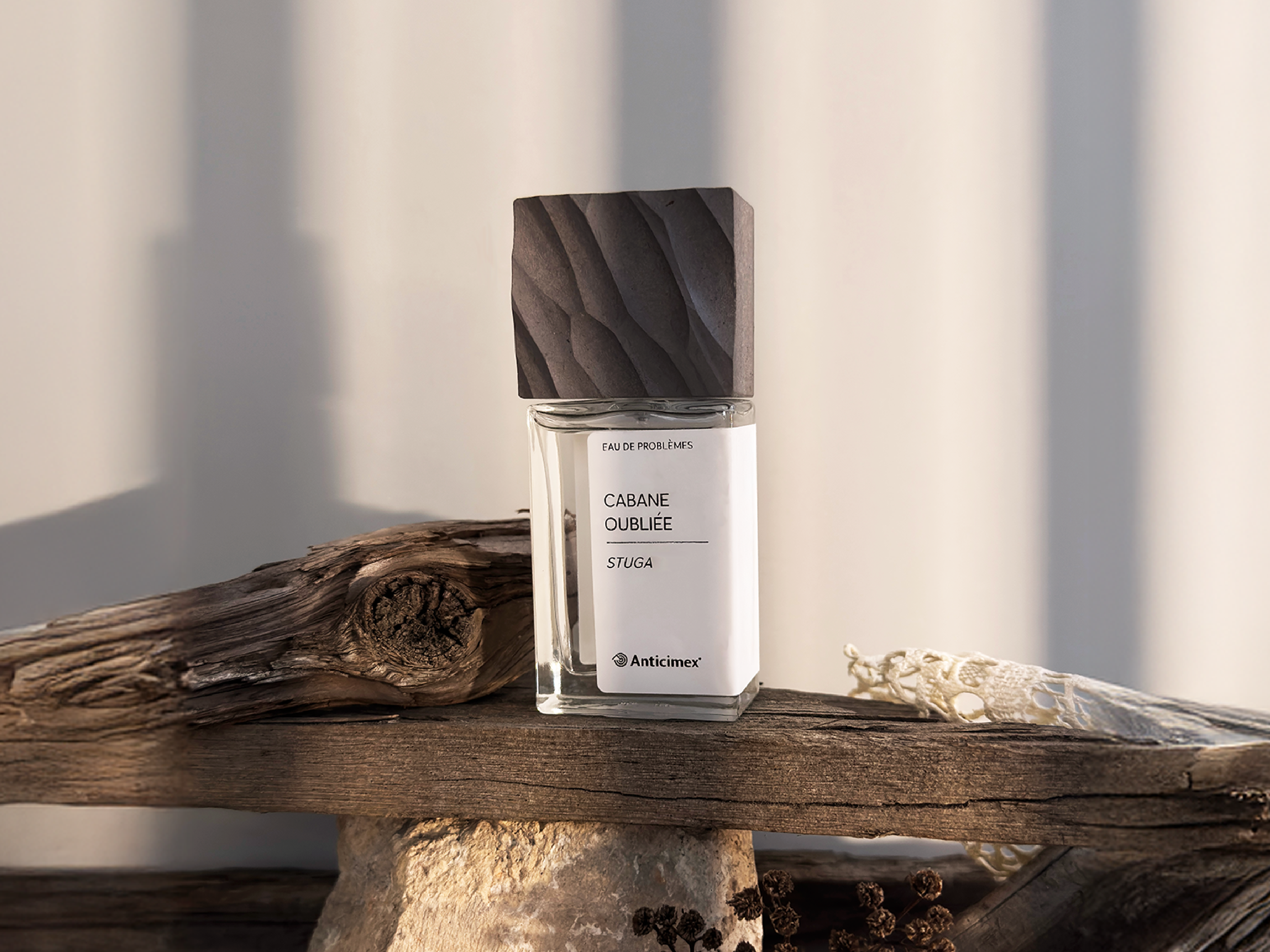 Anticimex parfym - Cabane Oubliée - med doft av instängd stuga på en platå av drivved och solstrålar genom fönster