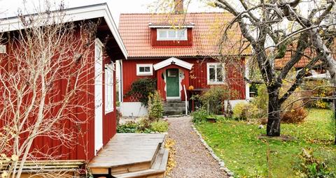 8 delar av huskroppen som är viktiga att hålla koll på för en god hushälsa - Ett rött hus med vita knutar i en trädgård