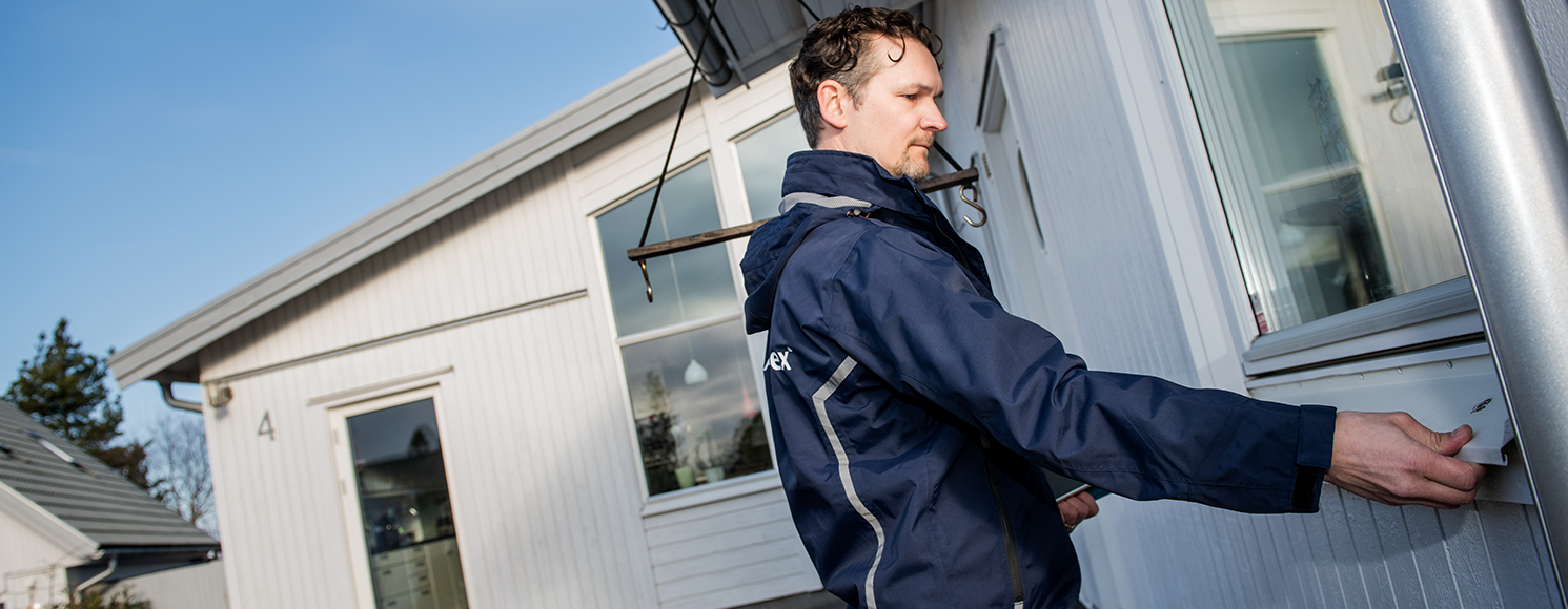 Besiktningstekniker utanför hus