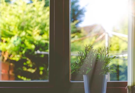 Solljus skiner in genom fönster i en villa