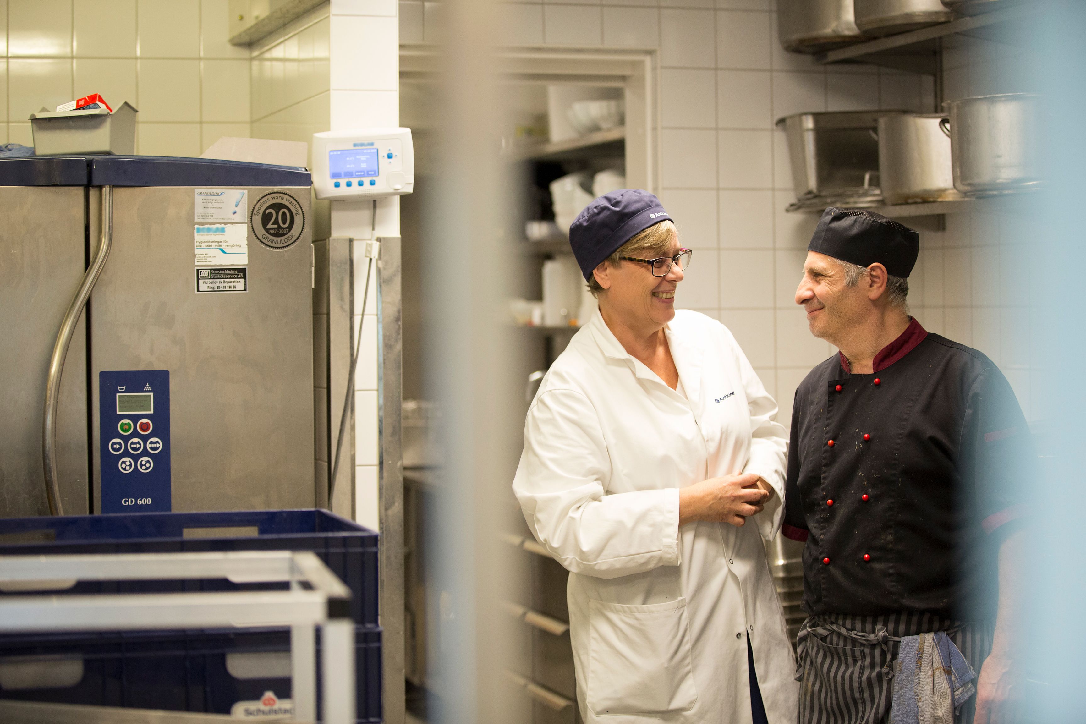 Anticimex matsäkerhetstekniker utbildar i livsmedelshygien i ett restaurangkök