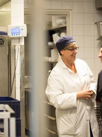 Anticimex matsäkerhetstekniker utbildar i livsmedelshygien i ett restaurangkök