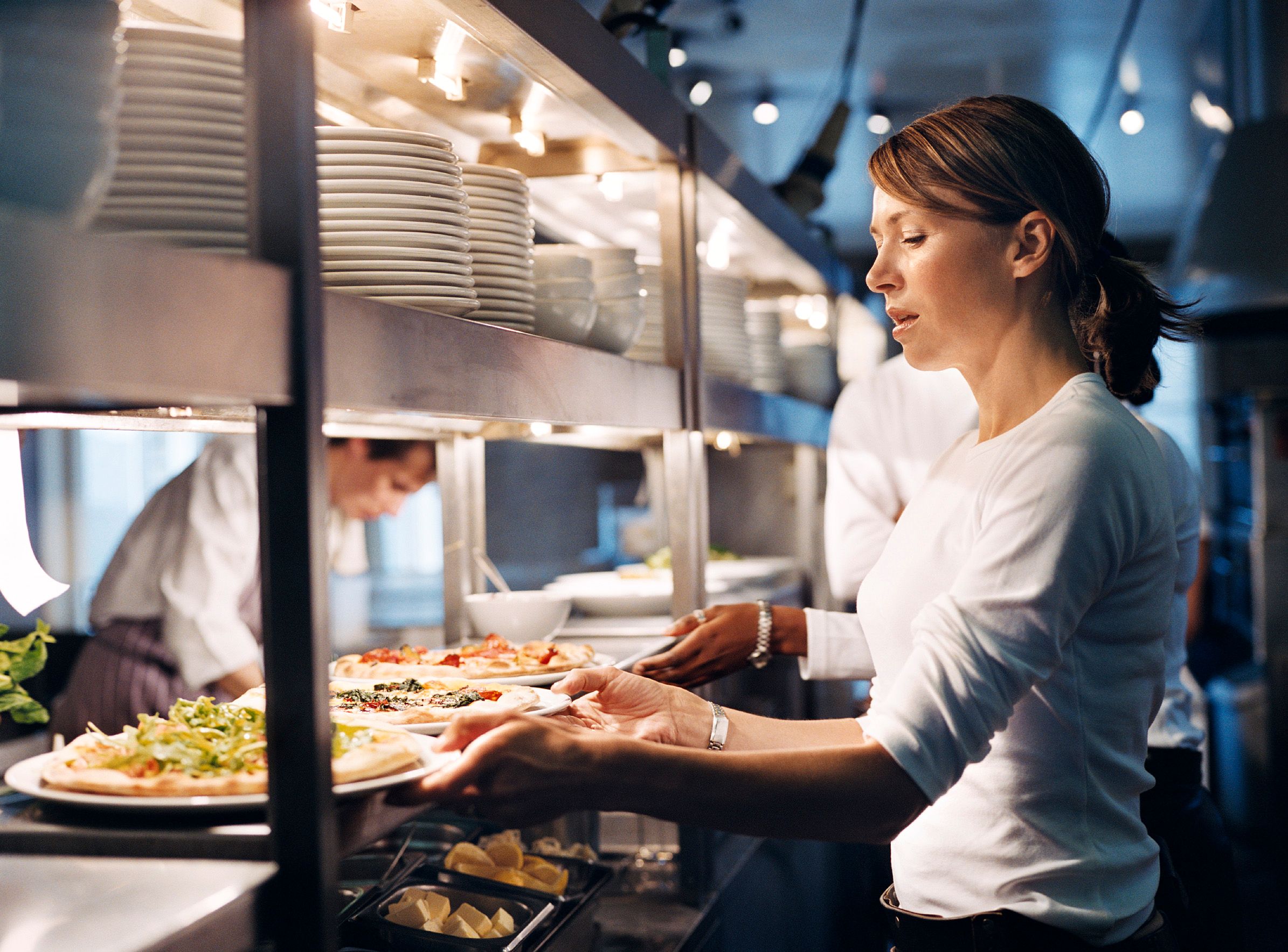 Kvinna ska servera mat till restauranggäster