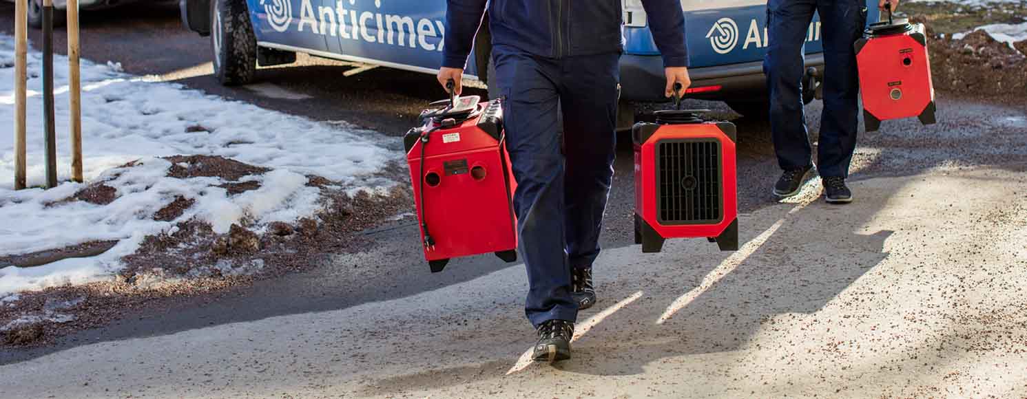 Grå enplansvilla i trä med orange tak i en en grönskande trädgård