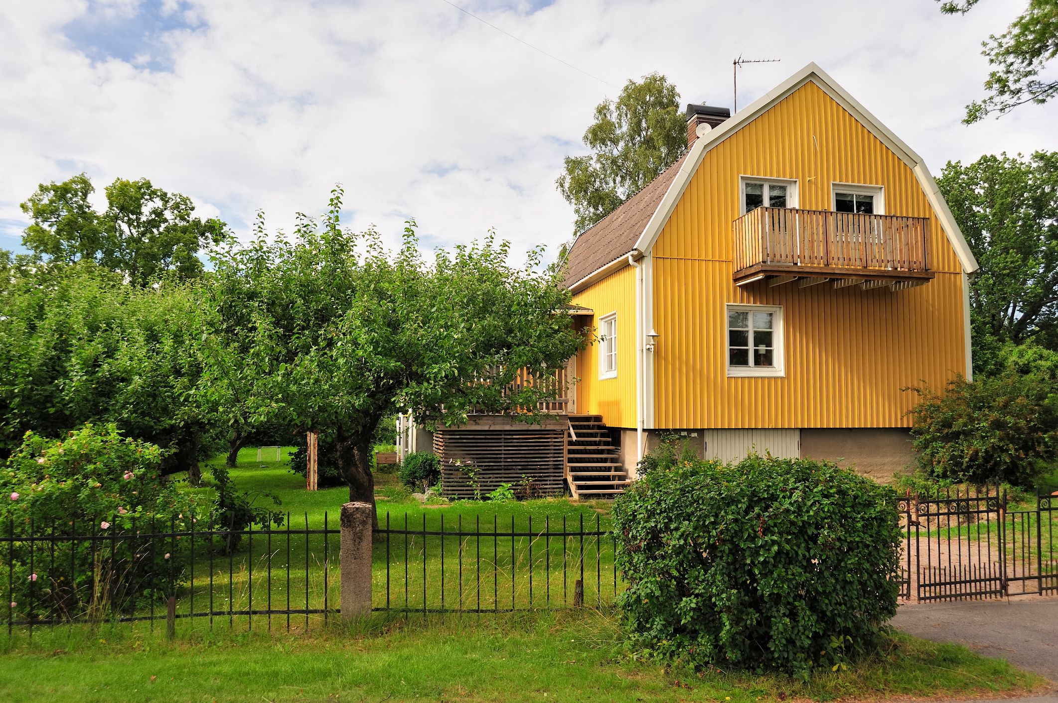 Gult hus med trädgård
