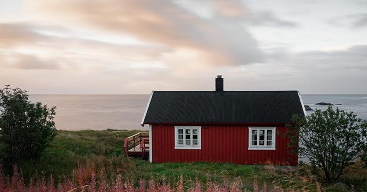 Rött fritidshus vid vattnet - ta hand om ditt fritidshus