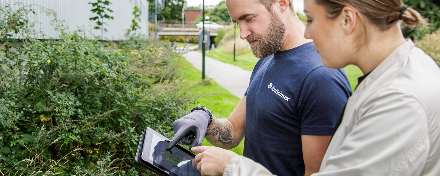 Anticimex tekniker gör riskbedömning av skadedjur hos kund utomhus