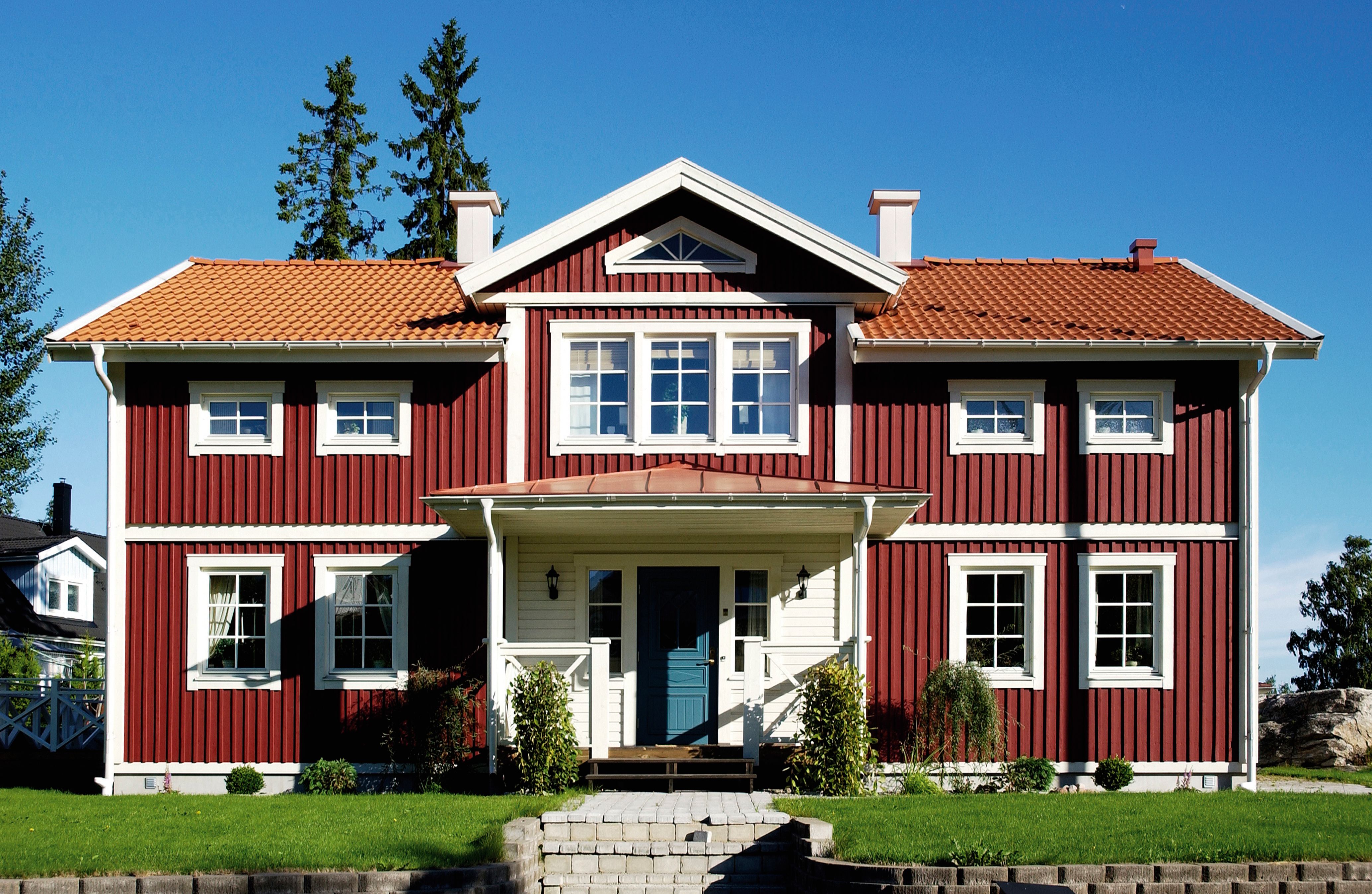 Rött trähus med vita fönster och krypgrund