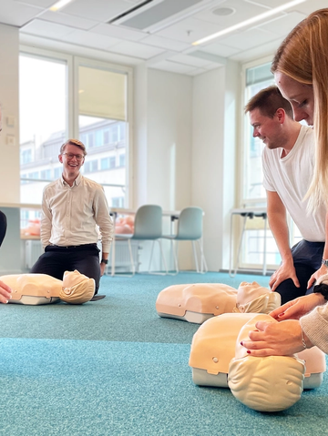 Anticimex utbildar en företagsgrupp i vuxen-HLR