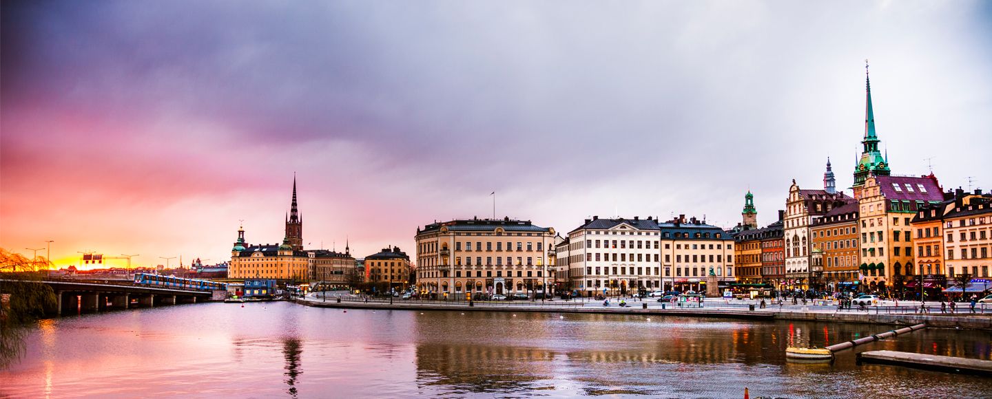 Vy över Stockholm och Gamla stan i kvällssol