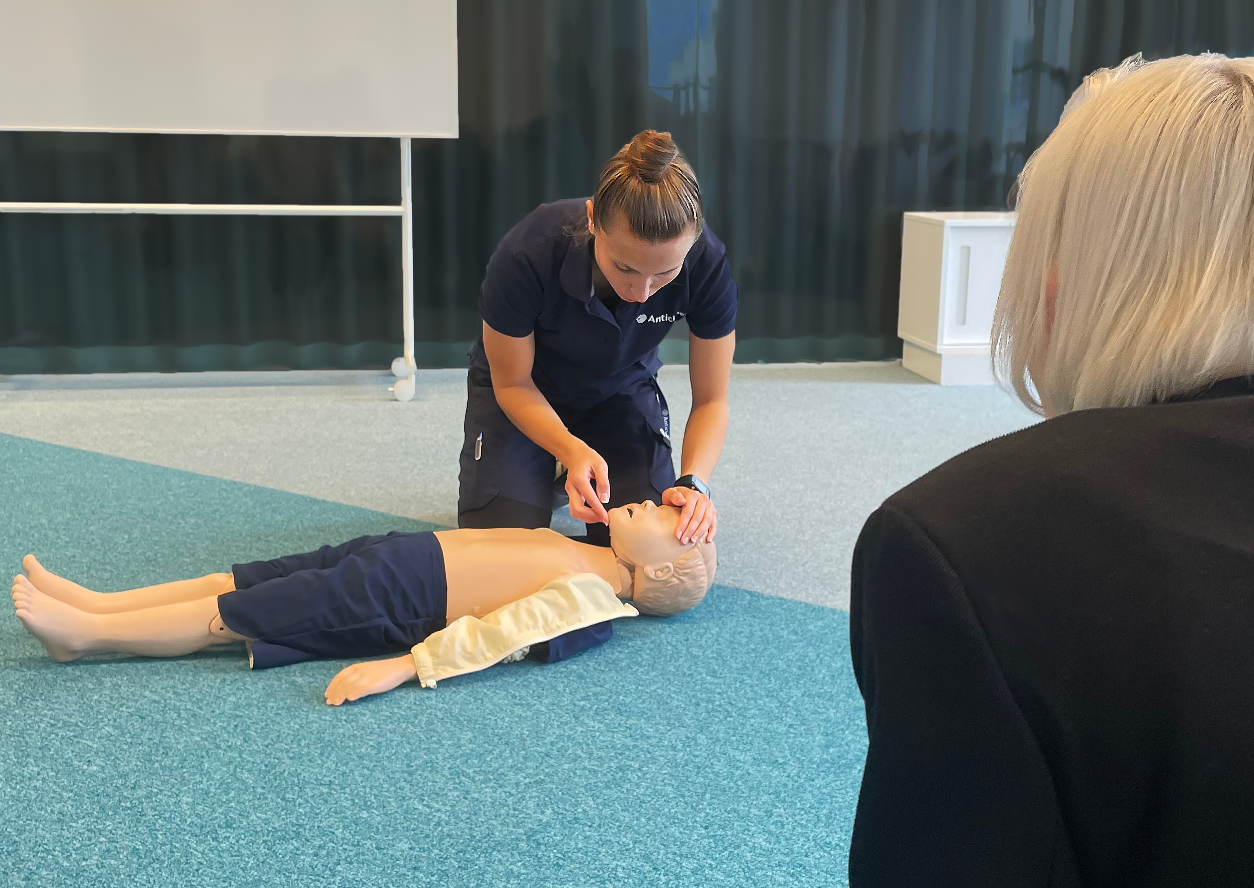 Anticimex tekniker utbildar i Barn-HLR