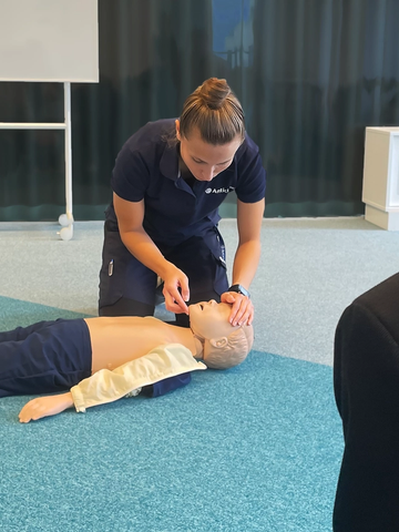 Anticimex tekniker utbildar i Barn-HLR