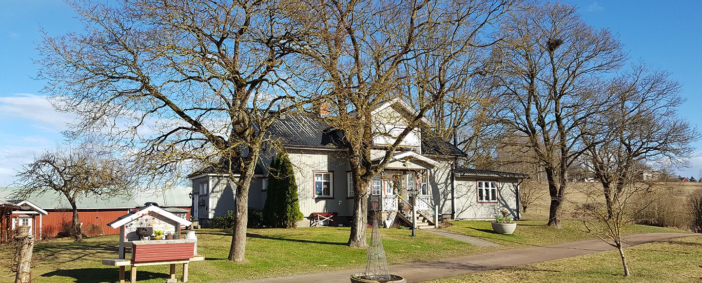 Grått trähus på landet