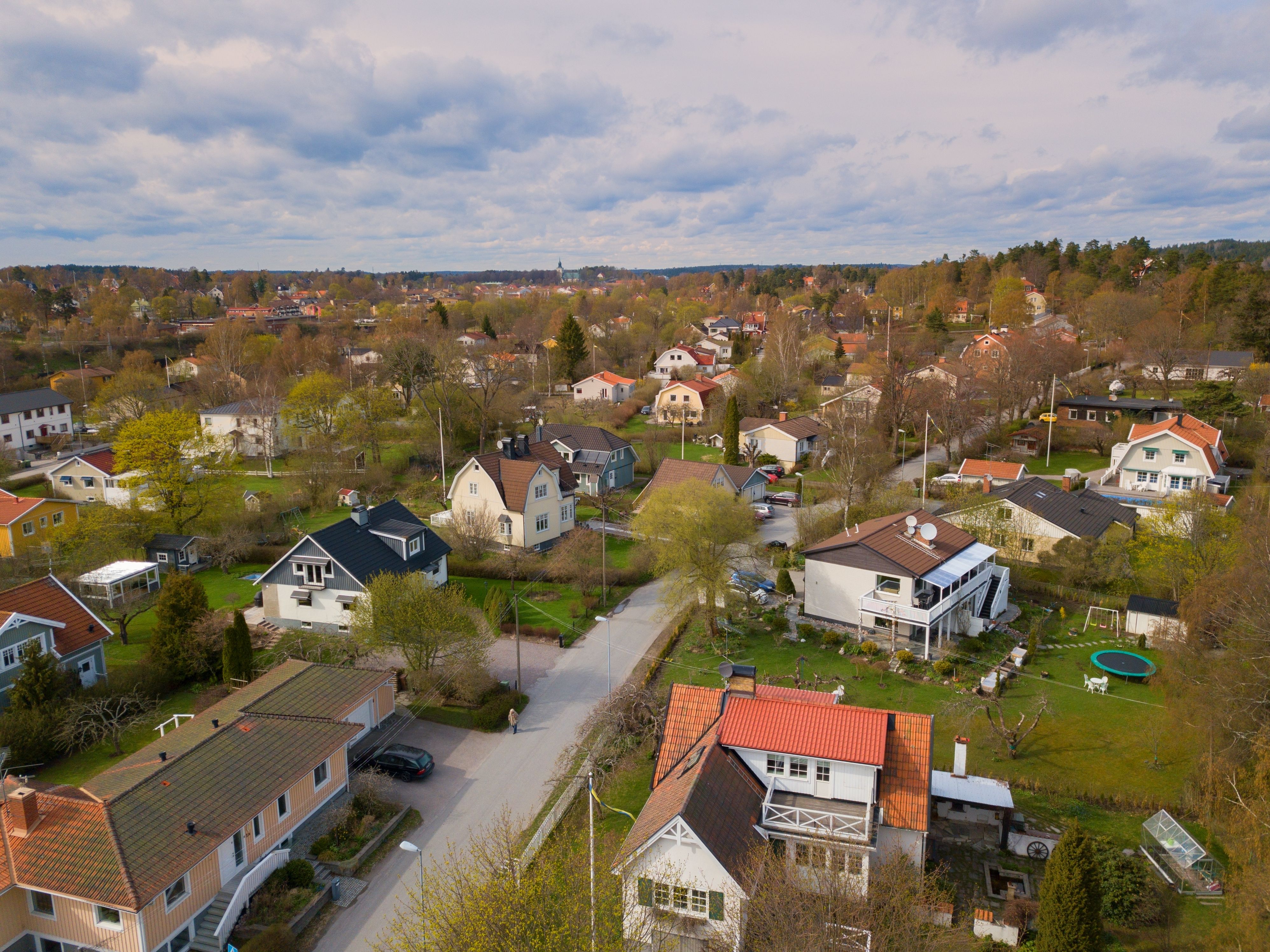Villakvarter under tidig vår