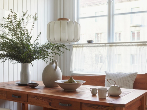 Matplats med träbord och kökssoffa i bostadsrätt