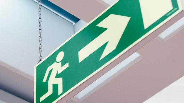 Grön utrymningsvägs-skylt ovanför en entré