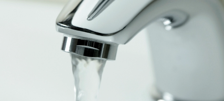 Påslagen vattenkran