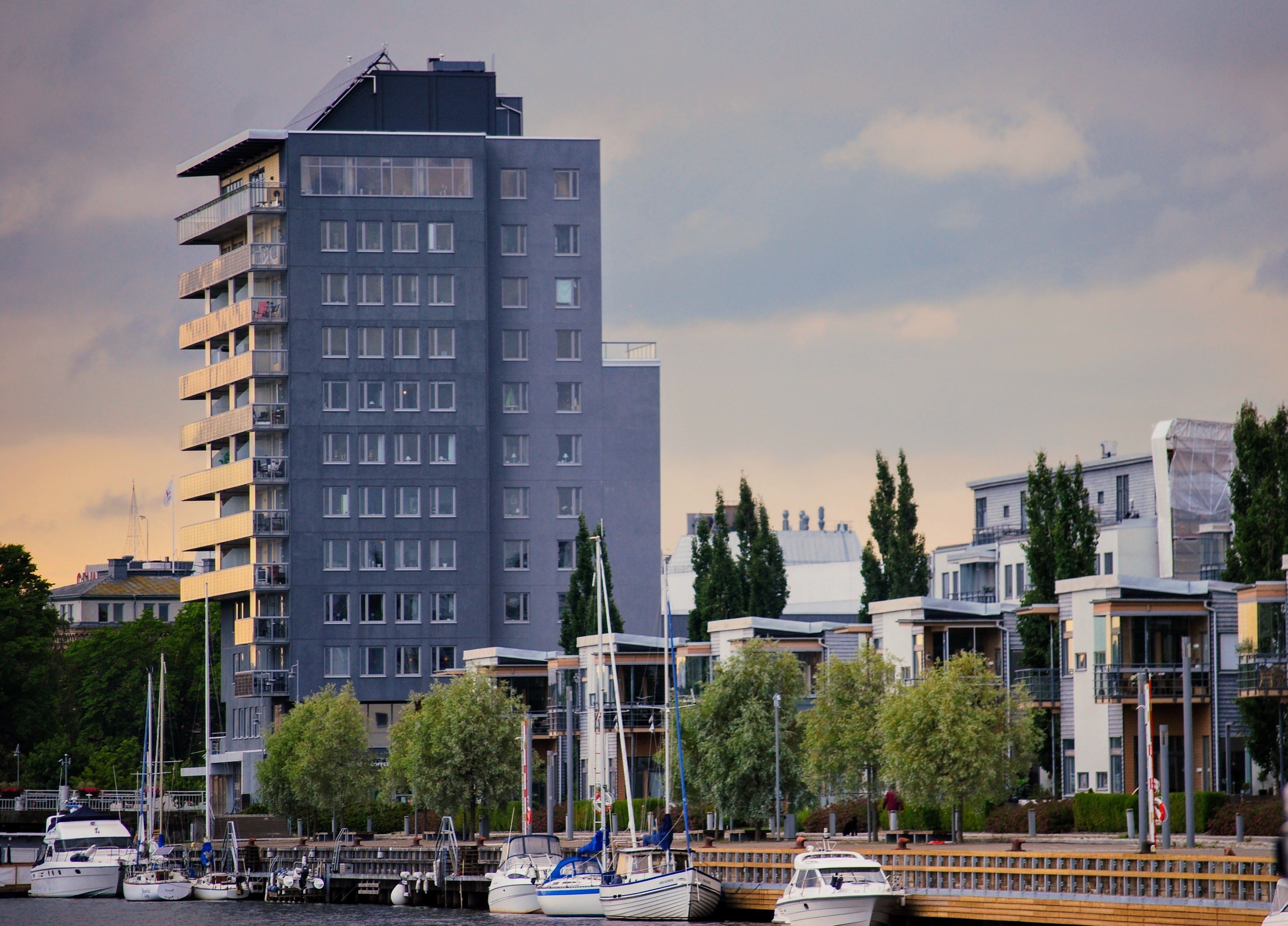 Båtar förtöjda vid kaj i Gävle
