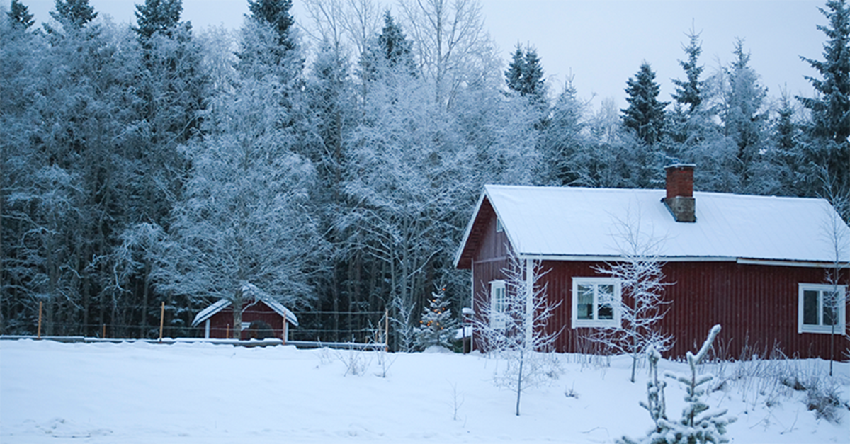 Snötäckt hus på vintern
