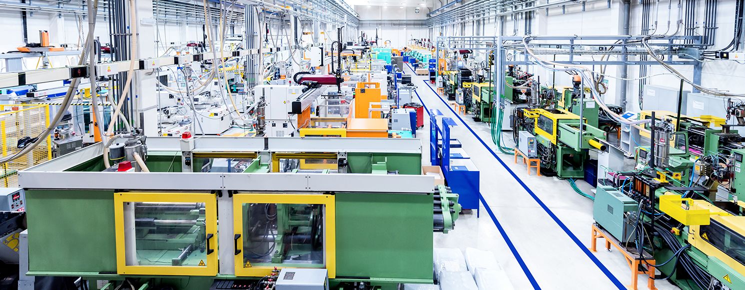 Vy över fabrik med maskiner