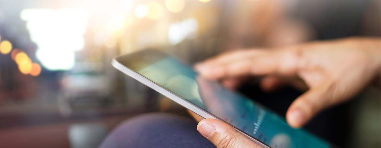 Läser nyheter på surfplatta