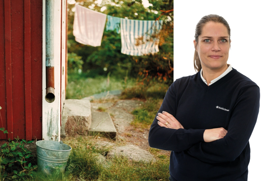 Collage med Anticimex husexpert Johanna Lindström och en höstig stugkarm med stuprör och vattenhink