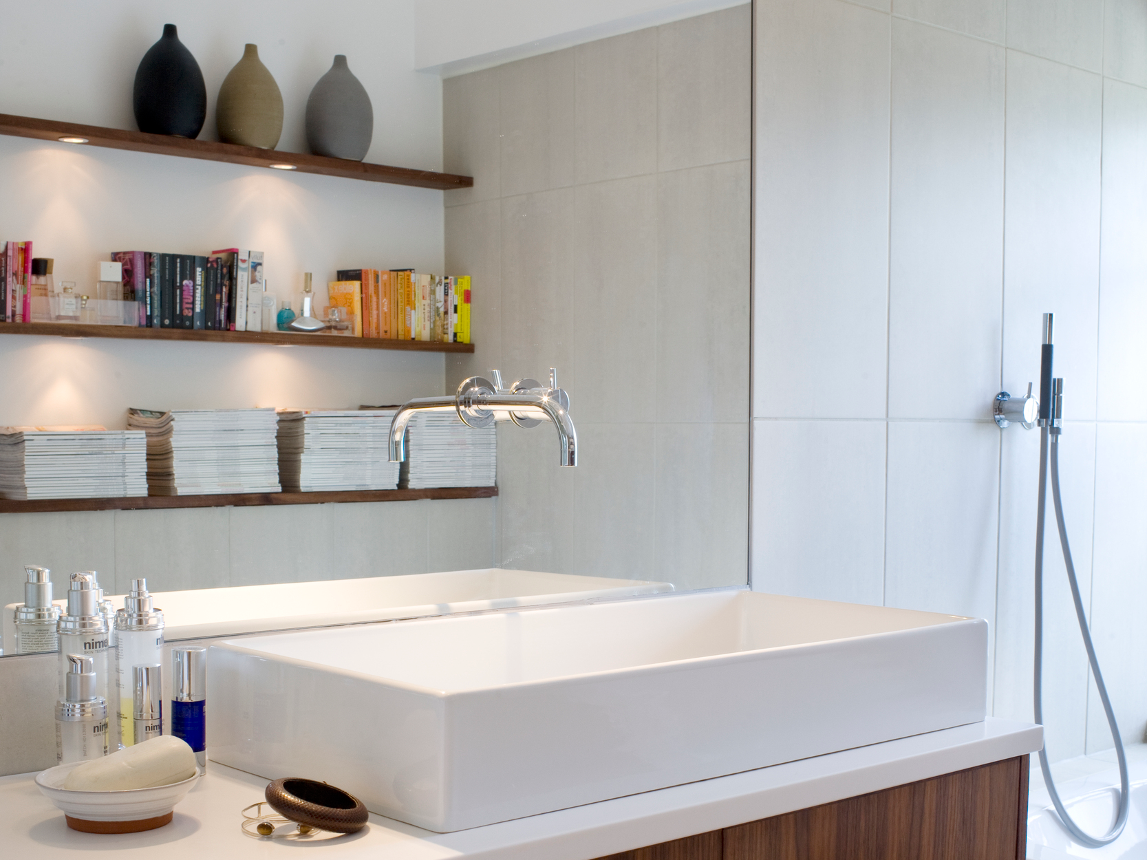 Nyrenoverat badrum med dusch i bostadsrätt