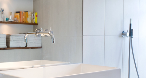 Nyrenoverat badrum med handfat och dusch i bostadsrätt