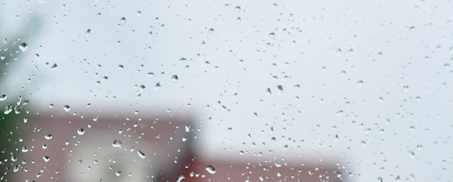 Fönster med vattendroppar i verksamhet som behöver avfuktning