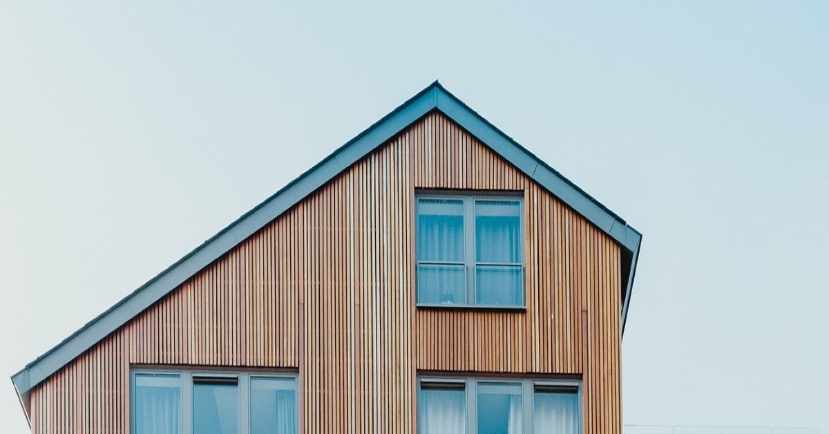 Modernt hus med träfasad