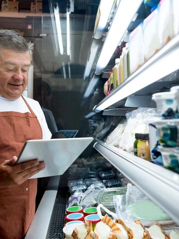 Man inventerar märkta produkter i en kyldisk