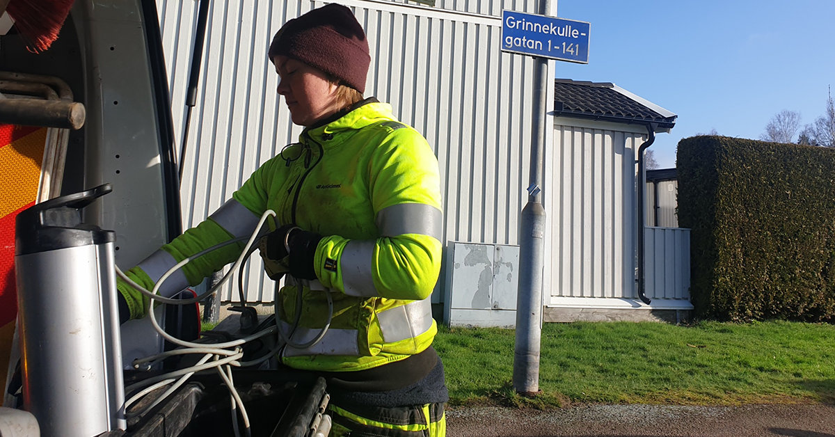 Tekniker tar fram utrustning för skadedjurskontroll i samfällighet