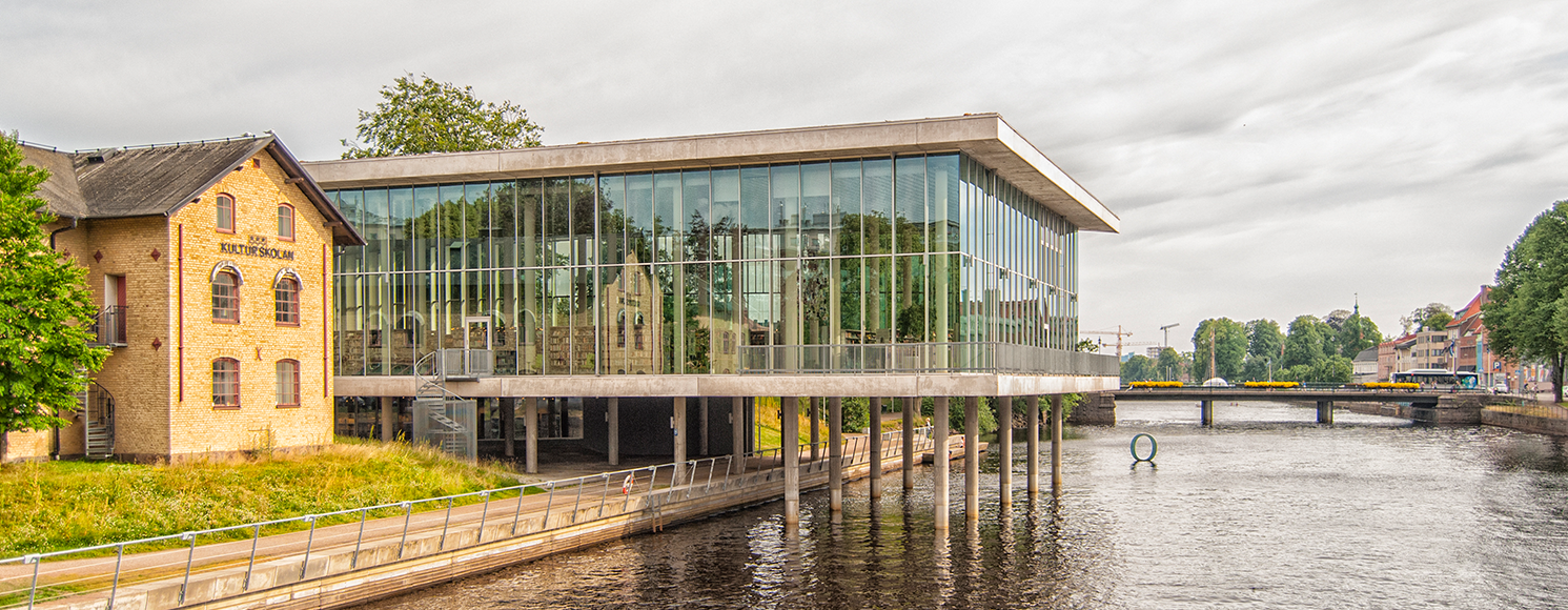 Byggnad i glas invid kanal i Halmstad