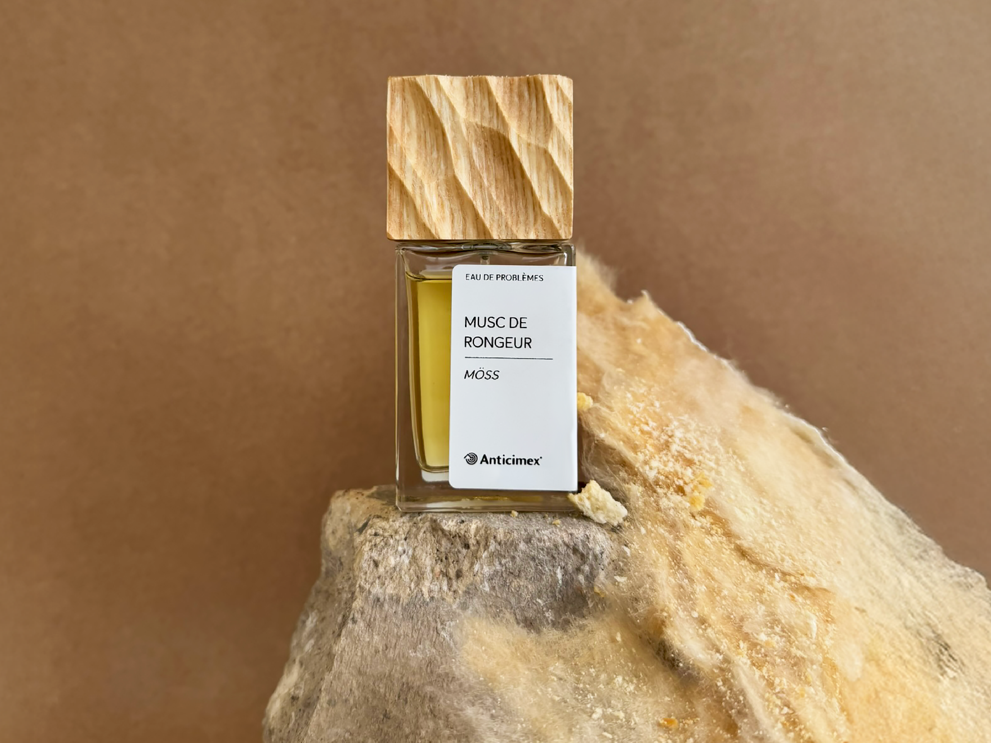 Anticimex parfym - Musc de Rongeur - med doft av möss på höjd av isolering och smulor med varmt jordnära bakgrund