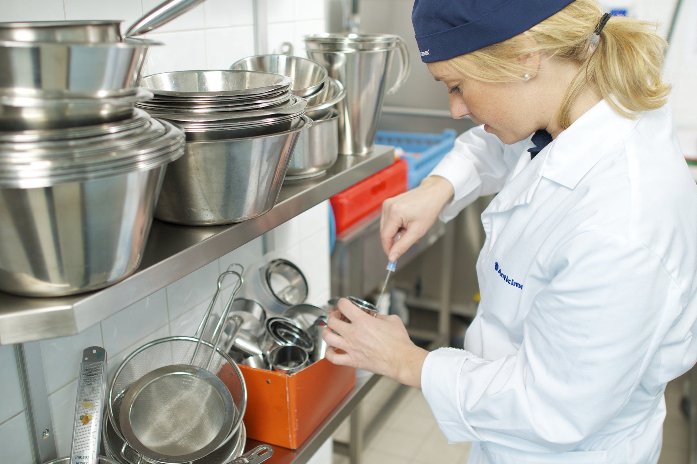 Anticimex matsäkerhetstekniker kontrollerar livsmedelshygien i ett restaurangkök