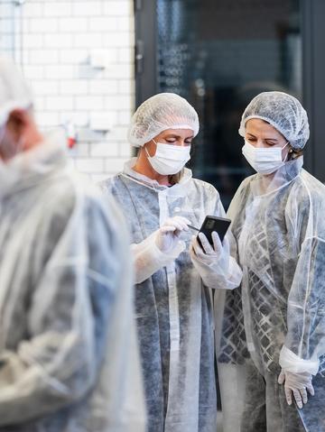 Anticimex matsäkerhetstekniker kontrollerar livsmedelshygien i en livsmedelsproducerande verksamhet