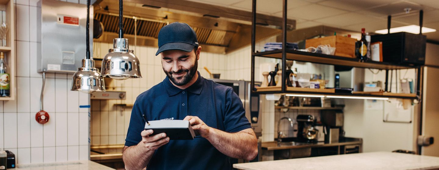 Anticimex skadedjurstekniker i restaurangkök med digital skadedjursutrustning