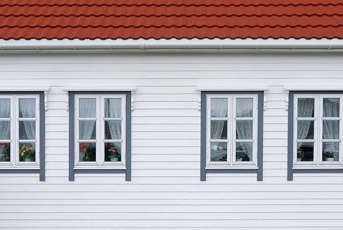 Vitt hus med träfasad - tips för att förebygga skador