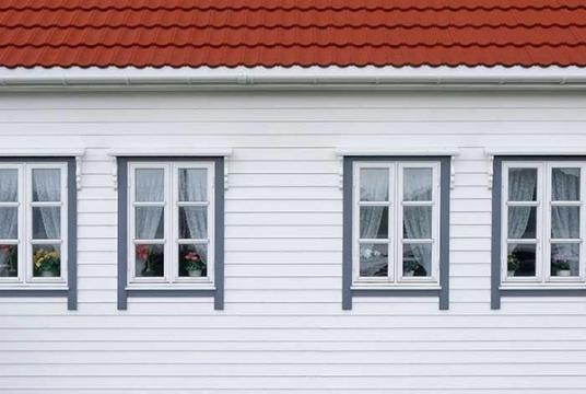 Vit träfasad med fönster