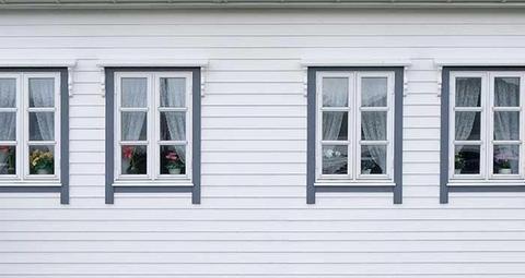 Vitt hus med träfasad - tips för att förebygga skador