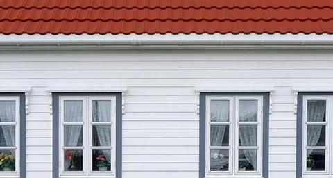 Vitt hus med träfasad - tips för att förebygga skador