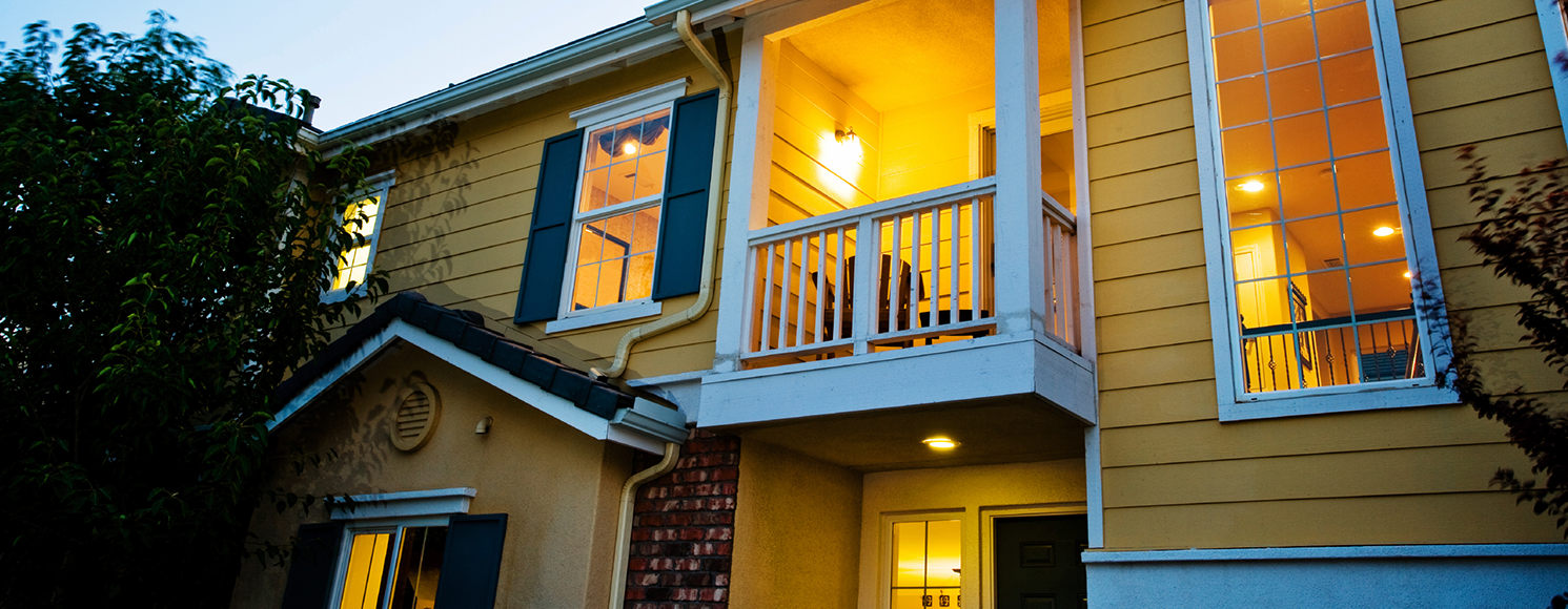 Gul villa med tända lampor