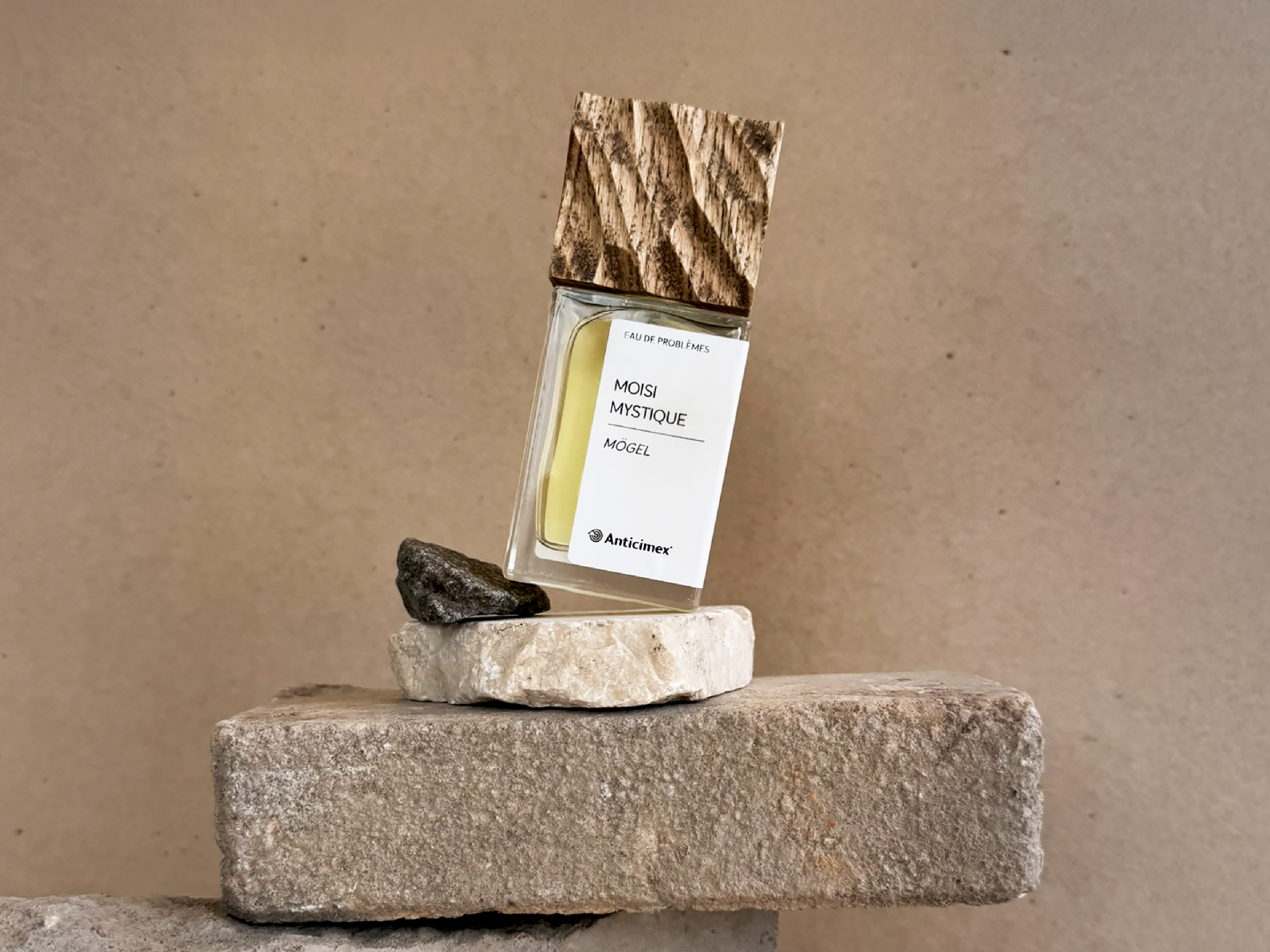 Anticimex parfym - Moisi Mystique - med doft av mögel på en skral stenplatå med skrovlig bakgrund